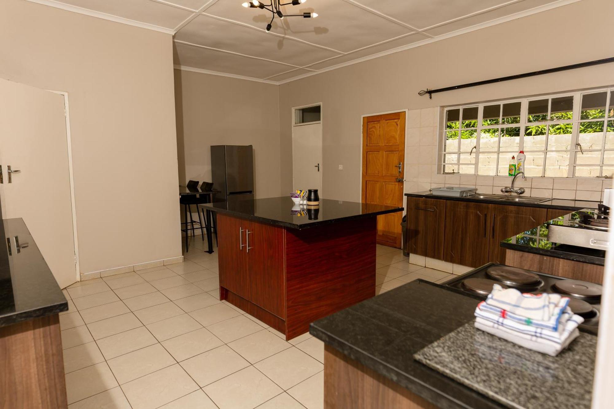 Hungwe House Villa Victoria Falls Exterior photo